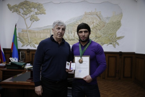 Мэр Дербента Хизри Абакаров вручил Даурену Куруглиеву медаль «Достояние Дербента»
