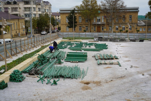 В Дербенте приступили к установке самой высокой елки в СКФО