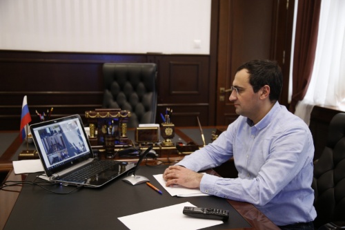 Рустамбек Пирмагомедов смотрит большую пресс-конференцию Президента России Владимира Путина