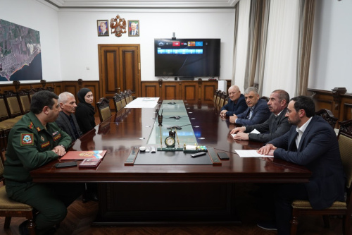 Мэр Дербента вручил орден Мужества супруге военнослужащего, погибшего в ходе СВО