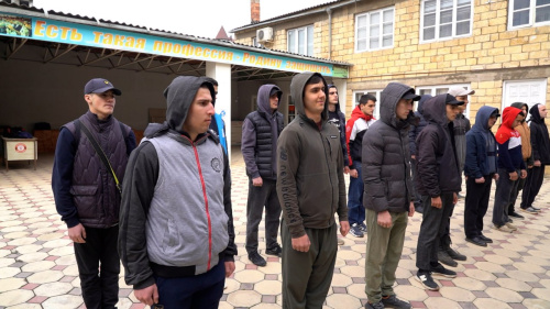 Призывники отправились на срочную службу из Дербента