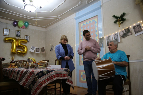 Барабанщика Дамиргаю Мамедова поздравили с 75-летним юбилеем