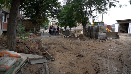 Проводится благоустройство двора по ул. 345 ДСД, д. 1/10 