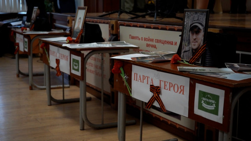 В школах Дербента появилось 40 парт Героев 