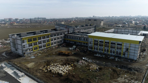В Дербенте на ул. Фермерская проводится монтаж кровли школы на 804 места