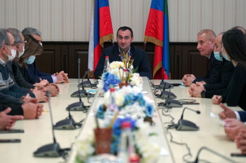  Рустамбек Пирмагомедов вручил почётные грамоты лучшим работникам разных отраслей 