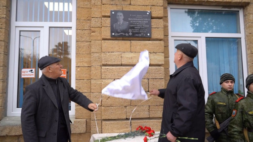 В дербентской школе открыли мемориальную доску участнику СВО