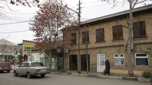 Неизвестные повредили платаны на ул. С. Стальского