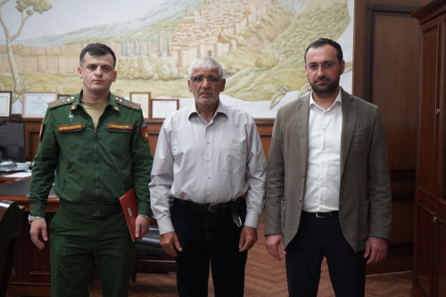 Мэр Дербента вручил орден Мужества родителям военнослужащего, погибшего в ходе СВО