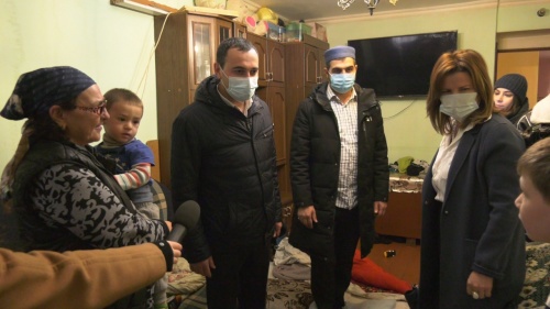 Глава Дербента Рустамбек Пирмагомедов вручил новогодние подарки детям-сиротам, которые учатся в школах Дербента