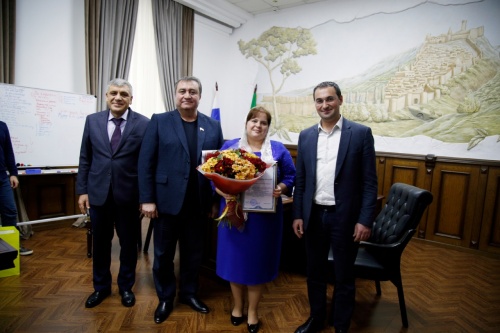 Врио главы Дербента Рустамбек Пирмагомедов и председатель Собрания депутатов Мавсум Рагимов встретились с многодетными матерями